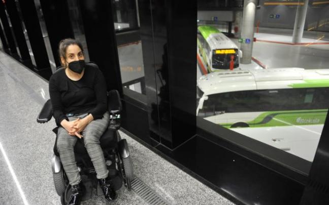 Lexuri Badiola en la Intermodal de Bilbao con varias unidades de Bizkaibus detrás