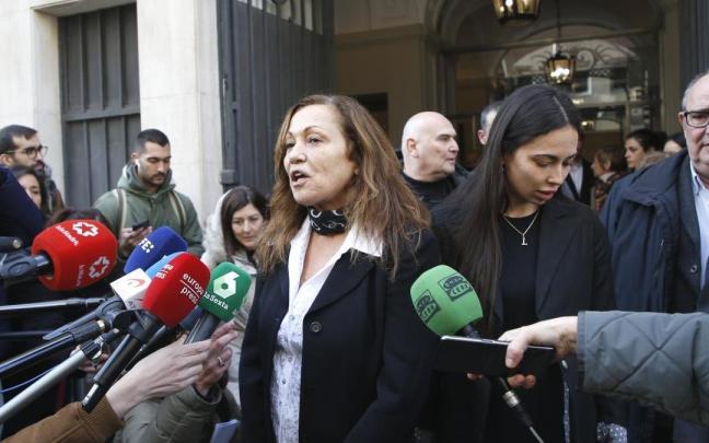 Eulalia Ram&oacute;n, viuda de Carlos Saura, atiende a los medios.