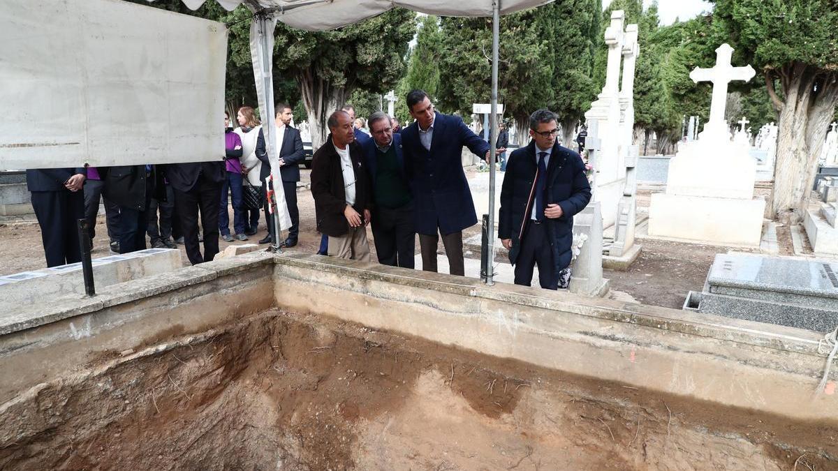 Pedro Sánchez visita los trabajos de exhumación que se están llevando a cabo en el cementerio de Valladolid.