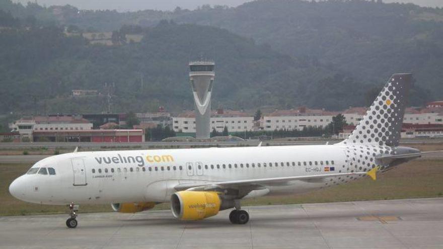 Una aeronave de Vueling, en el aeropuerto de Bilbao.