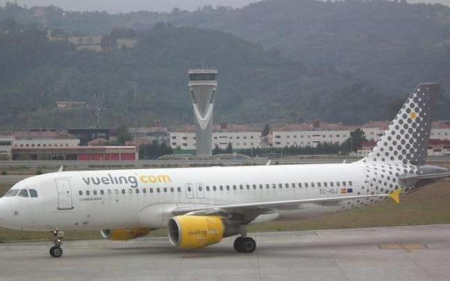 Una aeronave de Vueling, en el aeropuerto de Bilbao. Una aeronave de Vueling, en el aeropuerto de Bilbao.