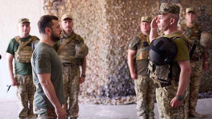 Volodimir Zelenski, presidente de Ucrania, visita a militares.