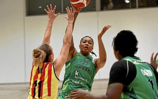 Atkinson, la gran art&iacute;fice de la victoria alavesa en el d&iacute;a de ayer, busca un pase a Diarra. | FOTOS: PILAR BARCO