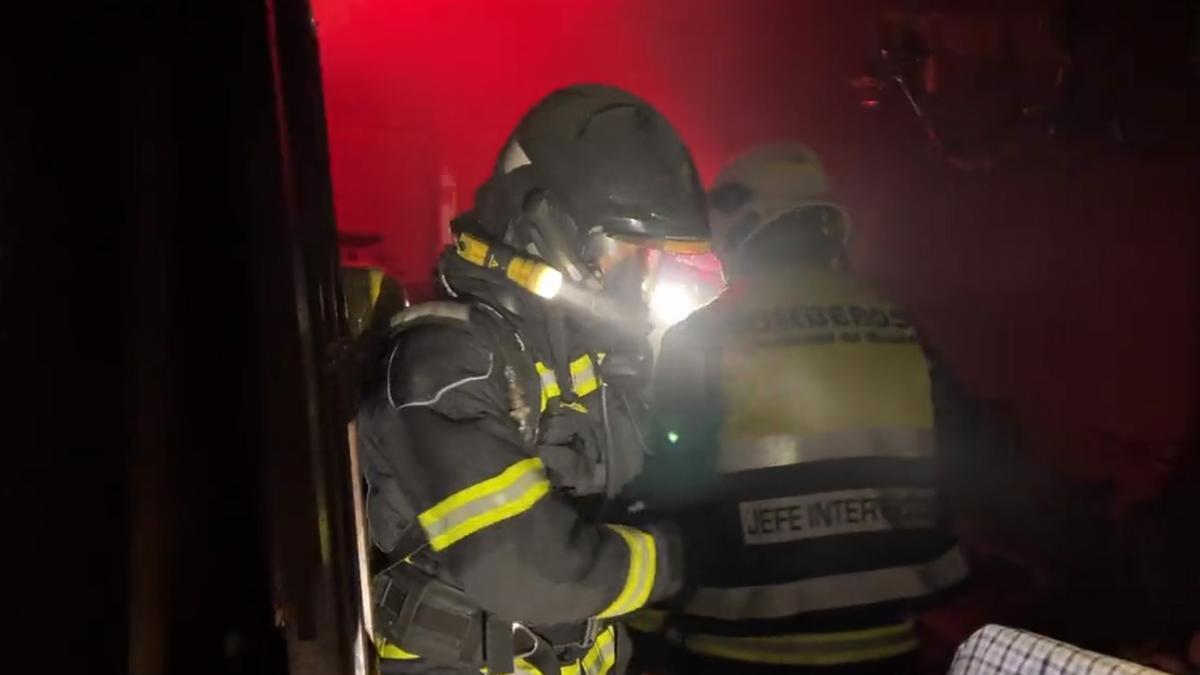 Los bomberos en el piso afectado por el incendio.