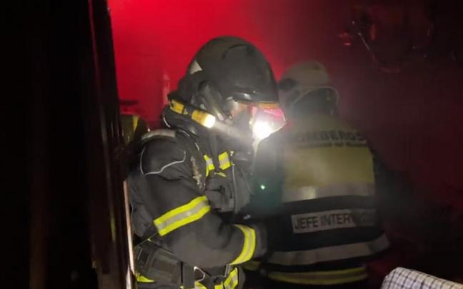 Los bomberos en el piso afectado por el incendio.