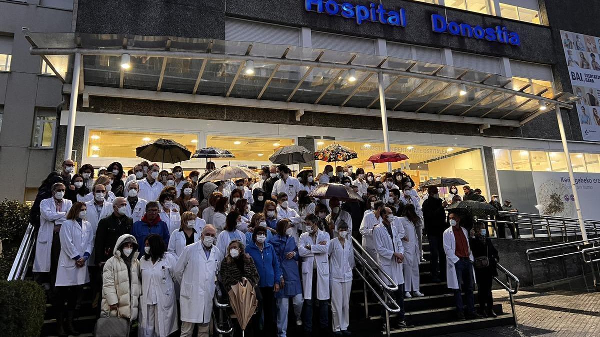 Concentración en el Hospital Donostia en favor de una asistencia sanitaria de calidad