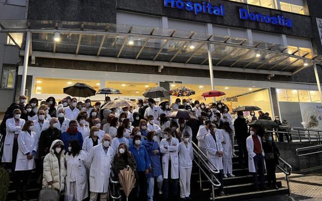 Concentración en el Hospital Donostia en favor de una asistencia sanitaria de calidad