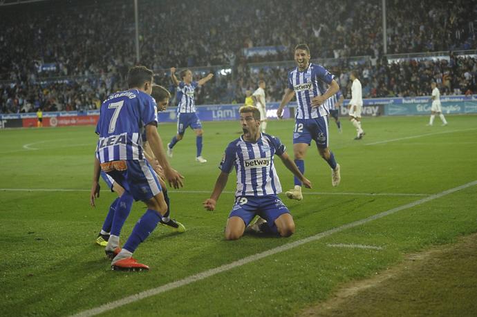 Manu García celebra un gol