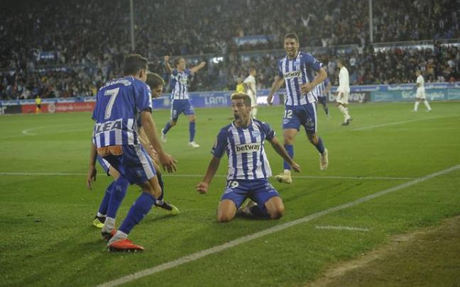 Manu García celebra un gol