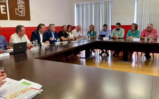 Reuni&oacute;n de Santos Cerd&aacute;n con los dirigentes del PSOE de Sevilla.