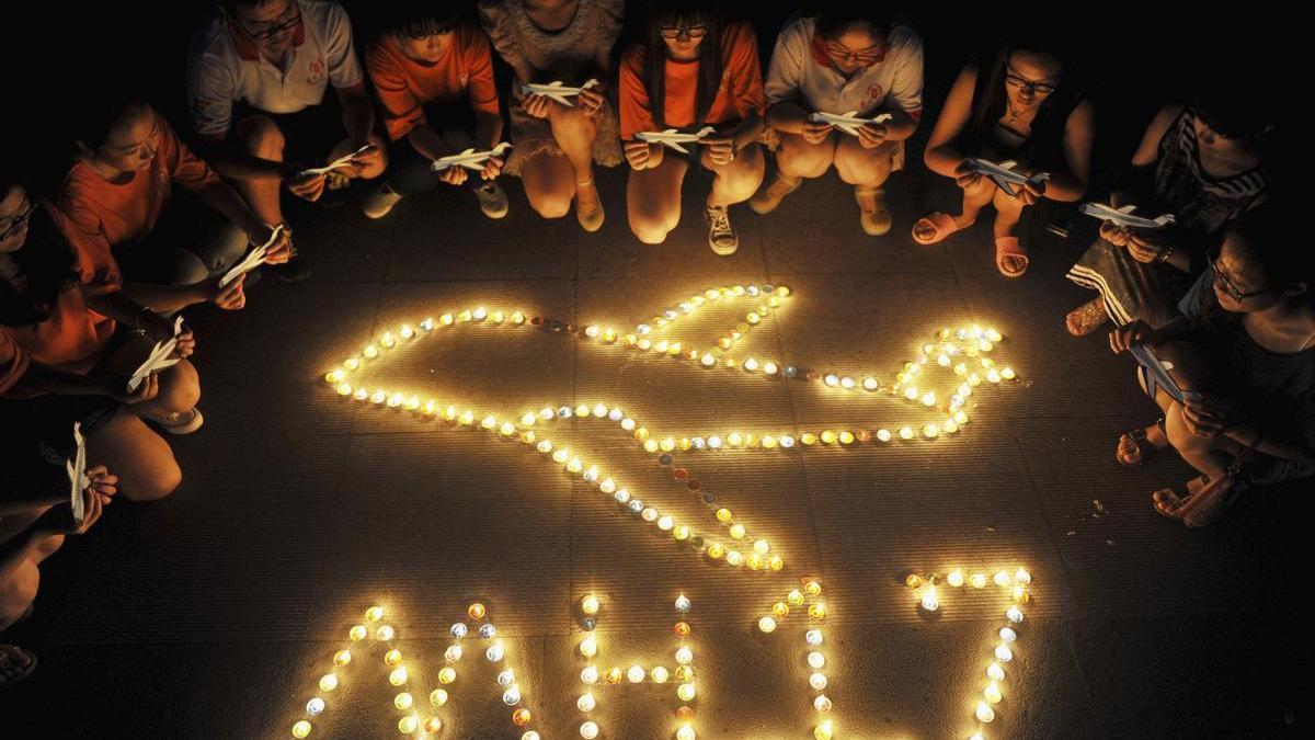 Homenaje al avión MH17 derribado por un misil en Ucrania.