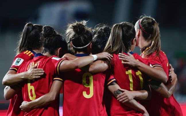 Jugadoras de la selecci&oacute;n celebrando un gol en un reciente partido.