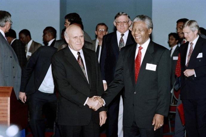 Frederik Willem de Klerk junto a Nelson Mandela en 1993 cuando compartieron el Premio Nobel de la Paz
