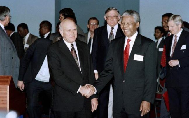 Frederik Willem de Klerk junto a Nelson Mandela en 1993 cuando compartieron el Premio Nobel de la Paz Frederik Willem de Klerk junto a Nelson Mandela en 1993 cuando compartieron el Premio Nobel de la Paz
