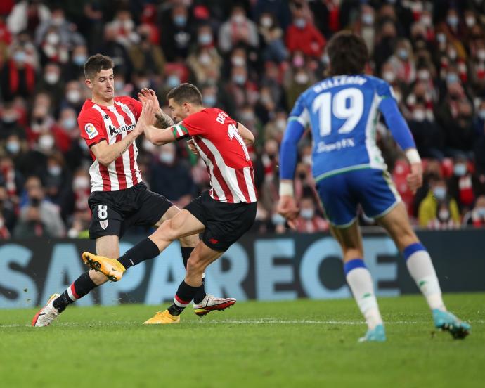 Óscar de Marcos dispara para marcar el gol de la victoria del Athletic frente al Betis.
