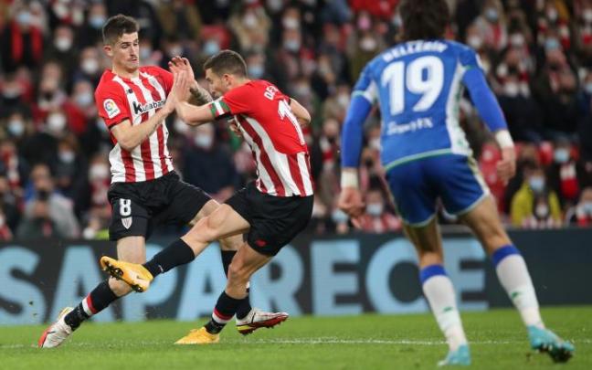 Óscar de Marcos dispara para marcar el gol de la victoria del Athletic frente al Betis.