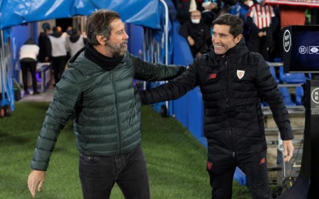 Quique Sánchez Flores y Marcelino García Toral se saludan en el partido de la primera vuelta (0-0)