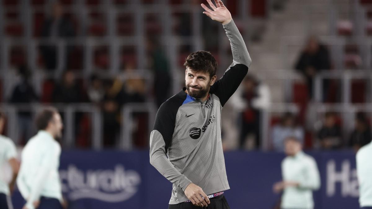 Piqué saluda durante el calentamiento.