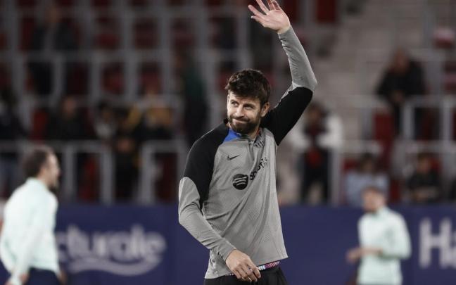 Piqu&eacute; saluda durante el calentamiento.