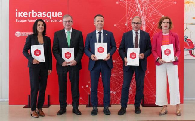 Miren Artaraz, Fernando Cossío, Jokin Bildarratz, Adolfo Morais y Amaia Esquisabel presentan el ‘Informe sobre la Ciencia 2022’.