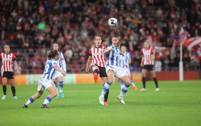 Imagen de un momento del partido entre Athletic y Real en San Mam&eacute;s