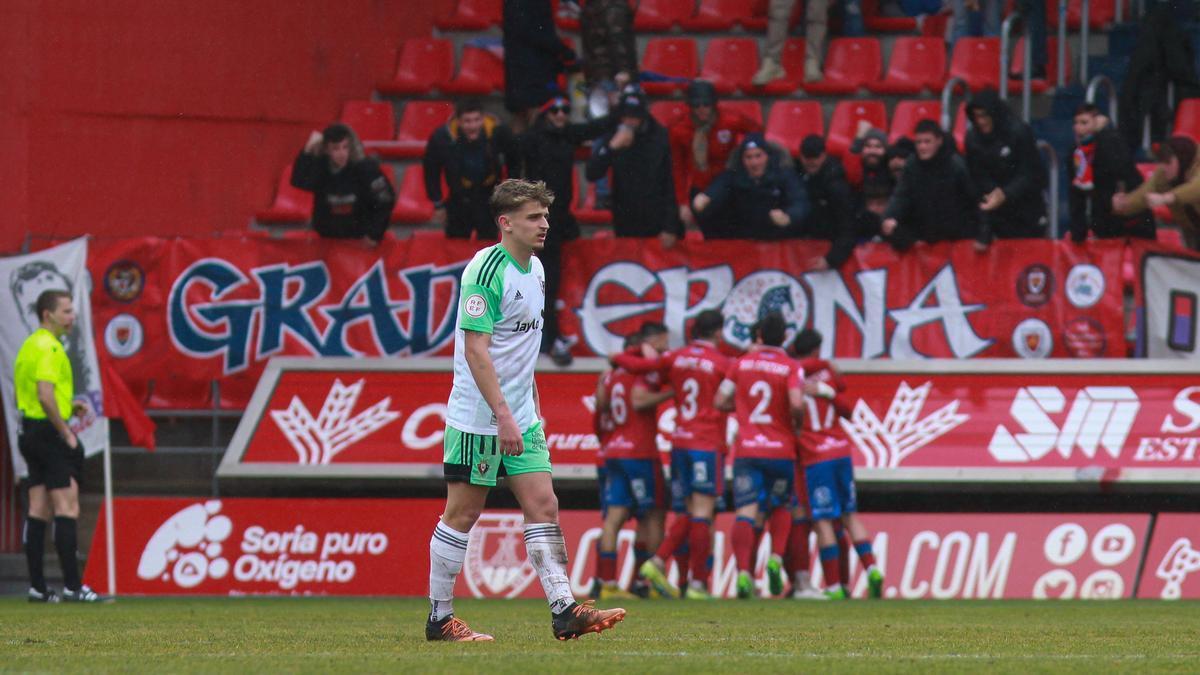 Pau Martínez, lamentándose mientras los jugadores del Numancia celebra un gol con sus aficionados en Los Pajaritos.