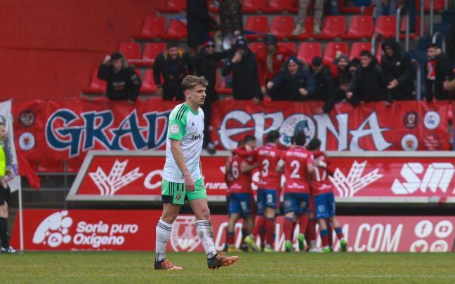 Pau Martínez, lamentándose mientras los jugadores del Numancia celebra un gol con sus aficionados en Los Pajaritos. Pau Martínez, lamentándose mientras los jugadores del Numancia celebra un gol con sus aficionados en Los Pajaritos.