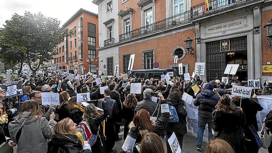 Una protesta de un grupo de letrados de la Administración de Justicia. | FOTO: E. P.