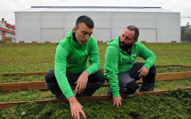 Andoni Rubio, usuario del centro, y Aritz Rementeria, responsable del mismo, revisan el &aacute;rea de cultivos