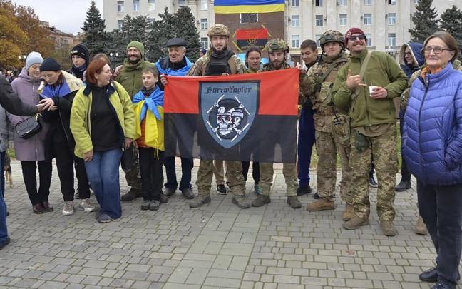 Civiles posan con soldados ucranianos frente al palacio administrativo de Jersón. Civiles posan con soldados ucranianos frente al palacio administrativo de Jersón.