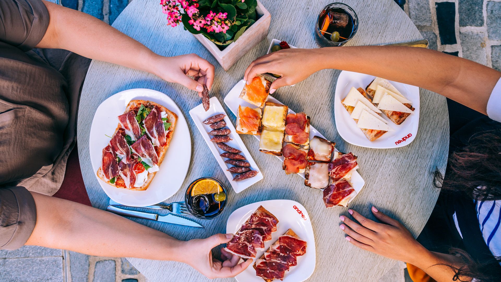 Las Rozas Village te ofrece un plan de Terraceo para disfrutar con amigos.