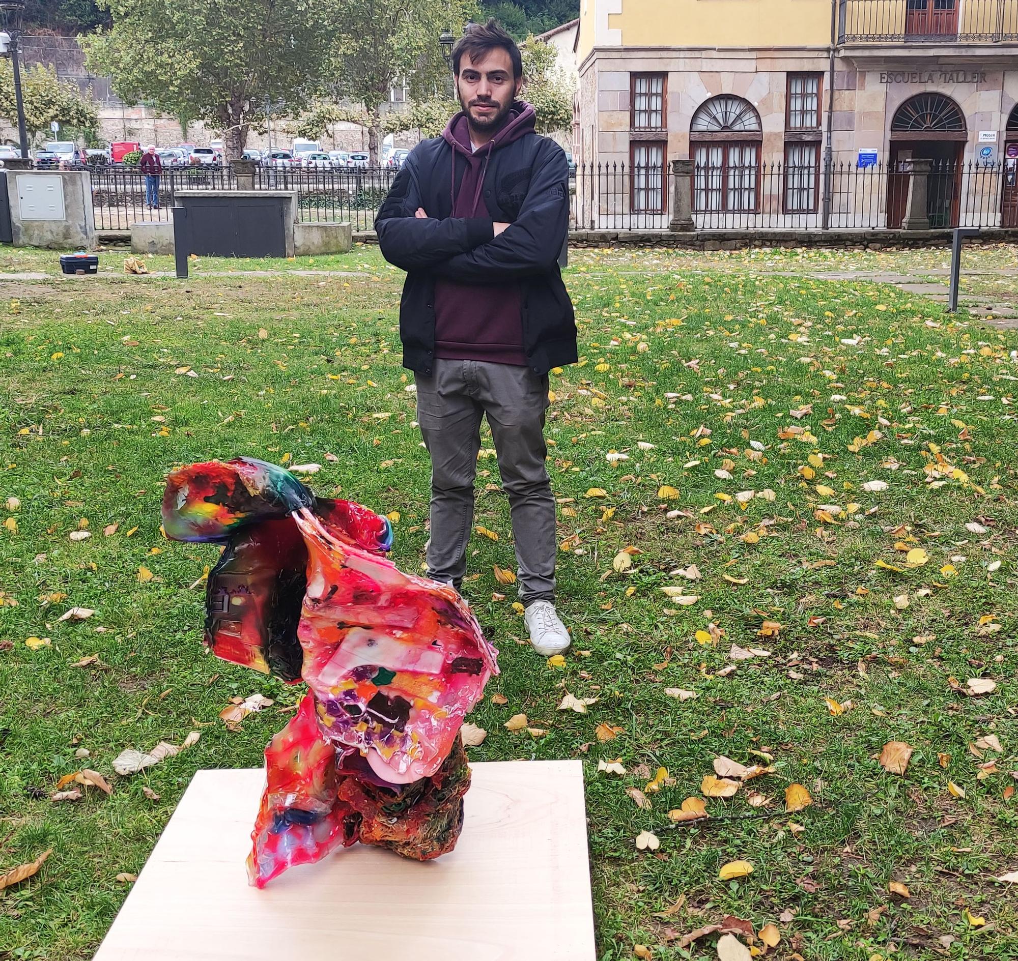 Iván Gómez, con una de sus esculturas.