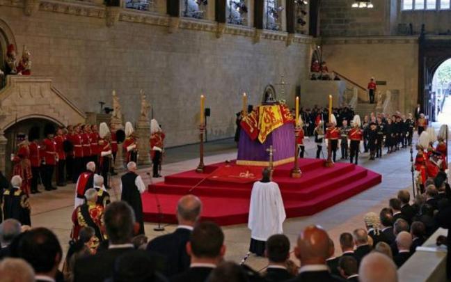 Miles de personas dan su &uacute;ltimo adi&oacute;s a Isabel II en Westminster