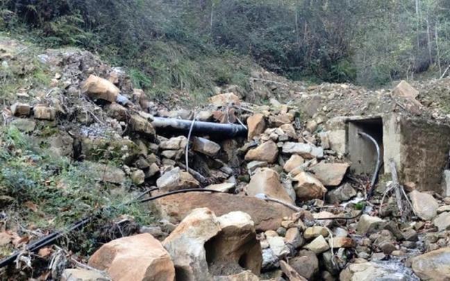 Desperfectos ocasionados por las lluvias en el cauce del arroyo Sakonandi.
