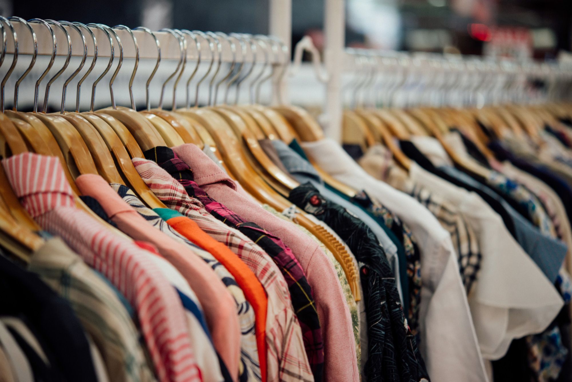 Un perchero con decenas de camisas colgadas.