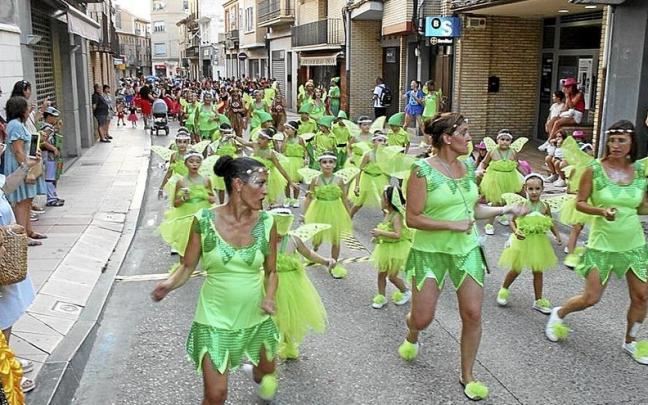 Actuación de uno de los grupos participantes. Actuación de uno de los grupos participantes.
