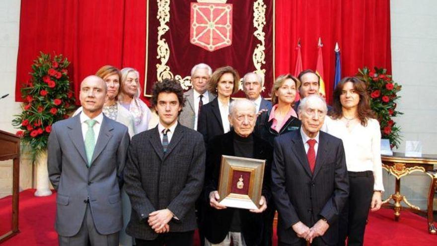 Representación de la familia Huarte, en 2014, durante la entrega de la Medalla de Oro de Navarra a titulo póstumo a Félix Huarte, Delante, de izda a dcha: Félix Huarte Aizpún, Juan Huarte Villar, Jesús Huarte Beau