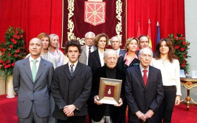 Representación de la familia Huarte, en 2014, durante la entrega de la Medalla de Oro de Navarra a titulo póstumo a Félix Huarte, Delante, de izda a dcha: Félix Huarte Aizpún, Juan Huarte Villar, Jesús Huarte Beau Representación de la familia Huarte, en 2014, durante la entrega de la Medalla de Oro de Navarra a titulo póstumo a Félix Huarte, Delante, de izda a dcha: Félix Huarte Aizpún, Juan Huarte Villar, Jesús Huarte Beau