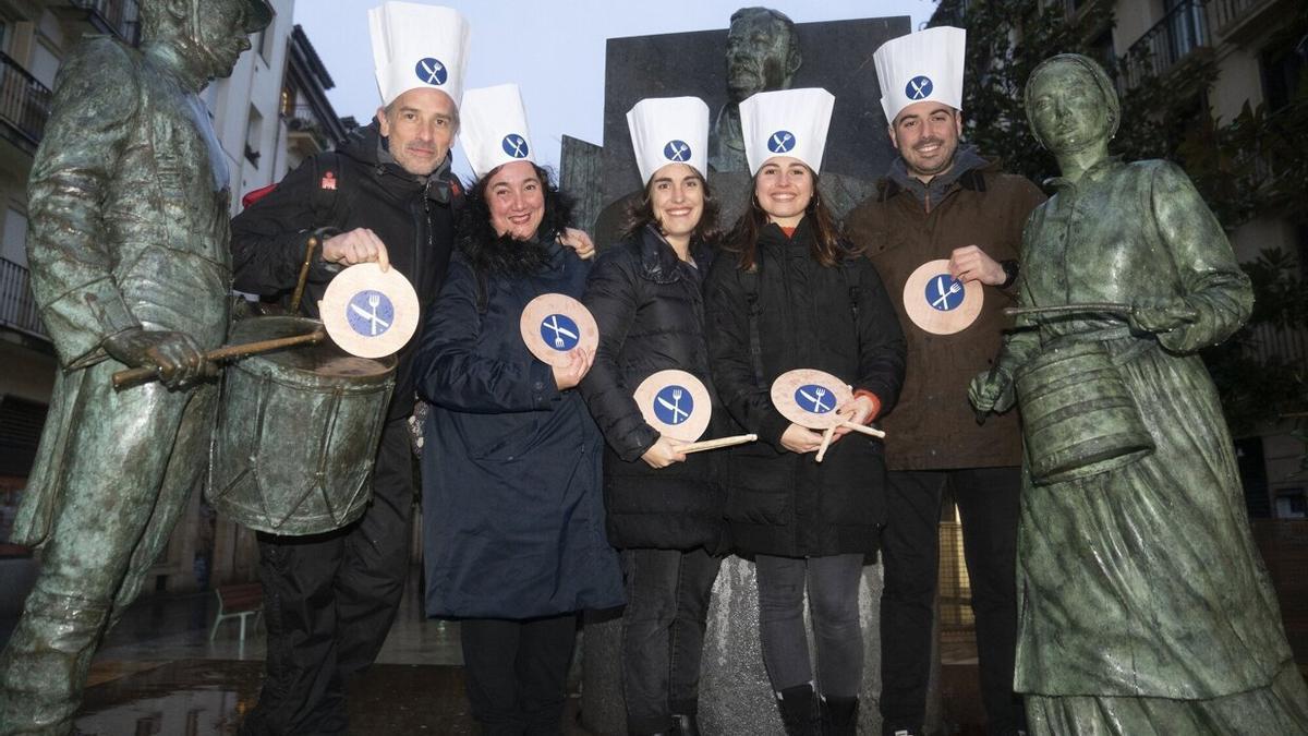 Cinco de los seis entrevistados por NOTICIAS DE GIPUZKOA, falta María Zamora, en la plaza de Aarriegi