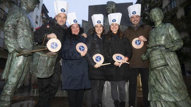 Cinco de los seis entrevistados por NOTICIAS DE GIPUZKOA, falta María Zamora, en la plaza de Aarriegi