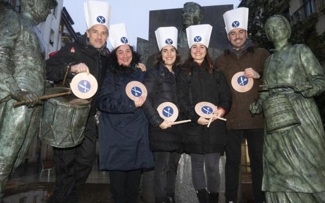 Cinco de los seis entrevistados por NOTICIAS DE GIPUZKOA, falta María Zamora, en la plaza de Aarriegi Cinco de los seis entrevistados por NOTICIAS DE GIPUZKOA, falta María Zamora, en la plaza de Aarriegi