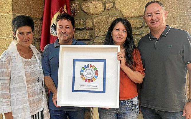 Udalsarea 2030 reconoce a Zarautz por el compromiso por el desarrollo sostenible. | FOTO: ZARAUZKO UDALA