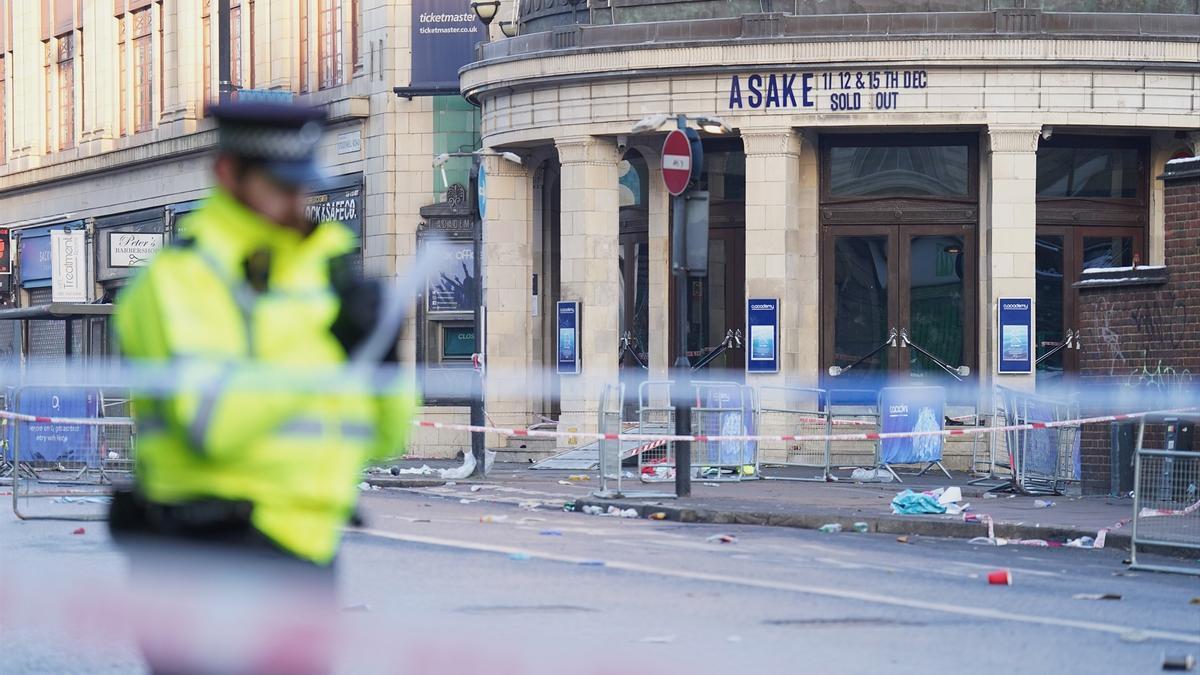 Un policía frente a la discoteca londinense en la que ha ocurrido la tragedia.