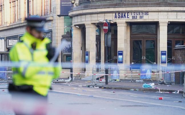Un policía frente a la discoteca londinense en la que ha ocurrido la tragedia.