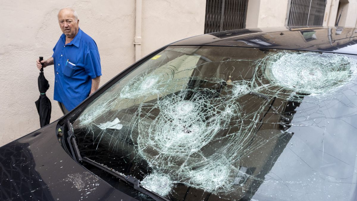 Un coche dañado por la tormenta de granizo en La Bisbal d'Empordà