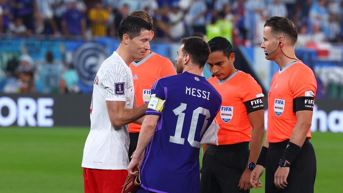 Messi y Lewandowski se saludan antes del partido.