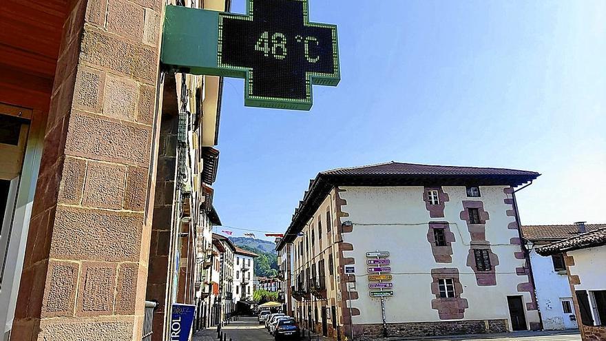 Un termómetro en la calle Jaime Urrutia de Elizondo, registrando 48º al sol en un verano extremadamente cálido, muy seco en la cuenca del río Bidasoa.