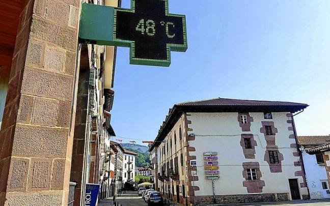 Un termómetro en la calle Jaime Urrutia de Elizondo, registrando 48º al sol en un verano extremadamente cálido, muy seco en la cuenca del río Bidasoa.