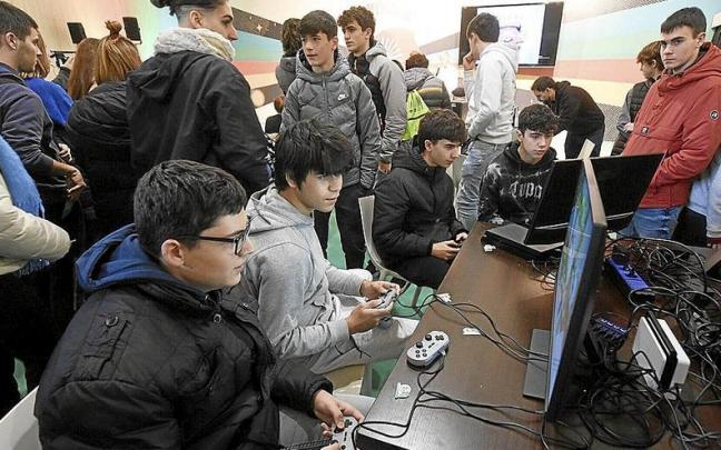 En grupos de unas 20 personas, fueron cientos las que se pasaron por la Gamer Gela ubicada en Landako. | FOTOS: JOSE MARI MART&Iacute;NEZ