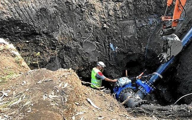 La conexión del ‘bypass’ que abastecerá de agua a Arrasate. | FOTO: A.D.